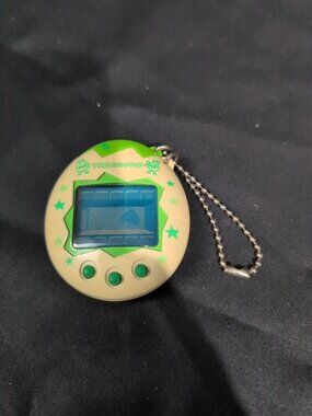 TAMAGOTCHI GREEN AND WHITE Osutchi